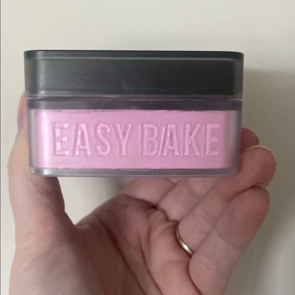 Huda Beauty Easy Bake Loose Powder - I literally tried once! - Picture 2 of 3